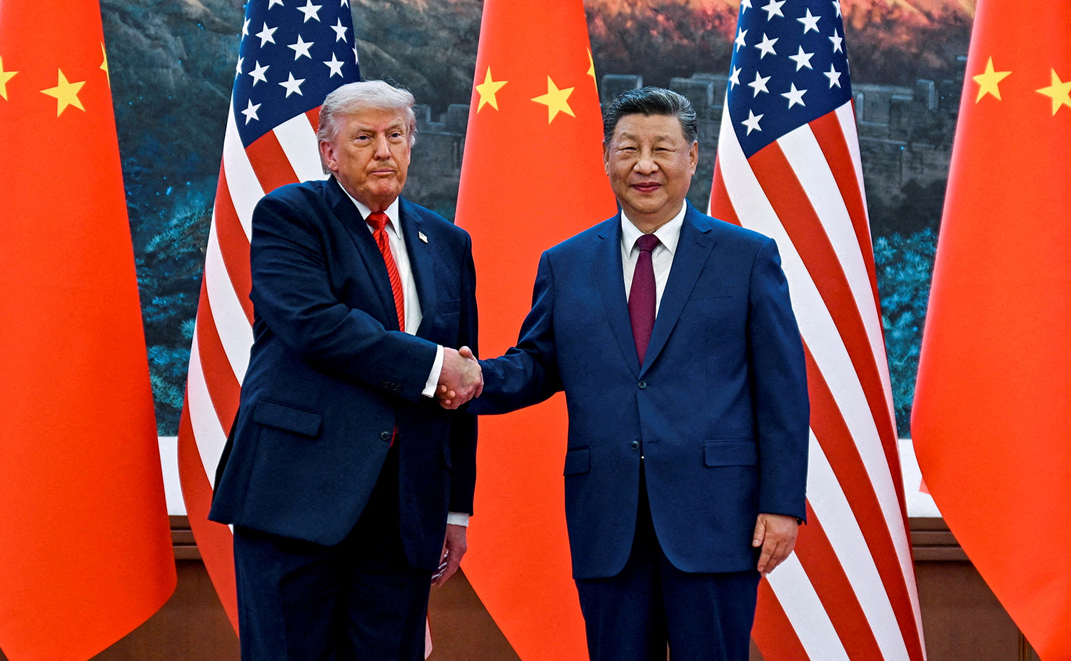 Merakla beklenen zirve öncesi Trump'tan Çin Devlet Başkanı Şi'ye övgüler haber görseli