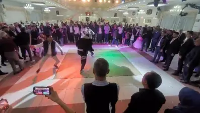 Acı ve hayret veren yöre oyunu! Urganlarla birbirlerinin sırtına vuruyorlar