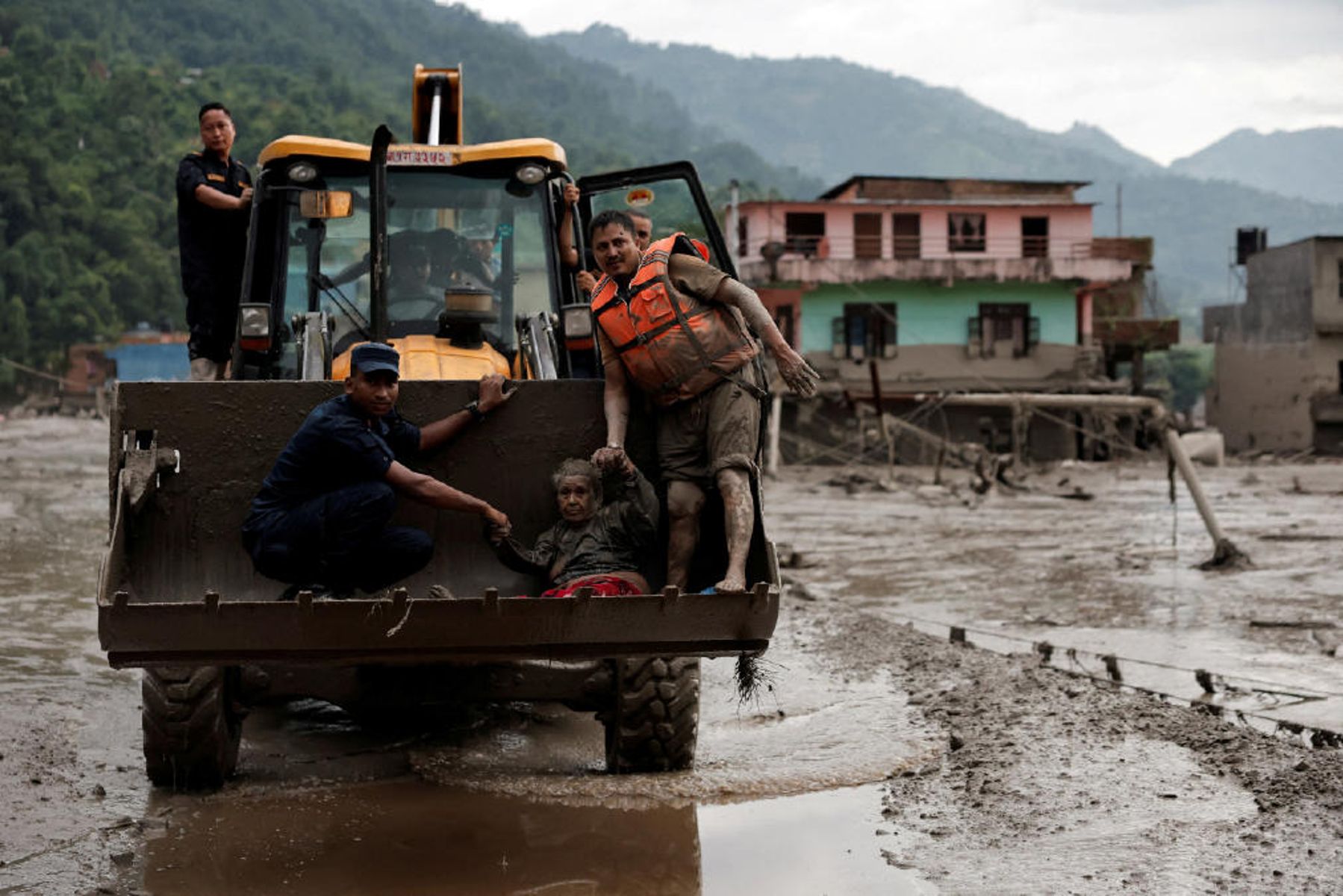 Morglarda yer kalmadı: Nepal'de cesetler isimsiz gömülüyor