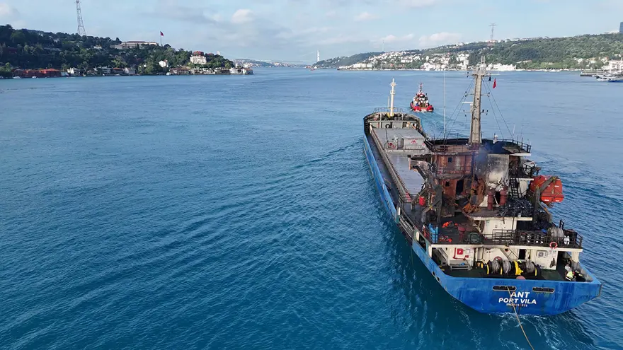 Karadeniz'de saldırıya uğrayan gemi İstanbul'da: Gemideki hasarın boyutu ilk kez görüntülendi gorsel