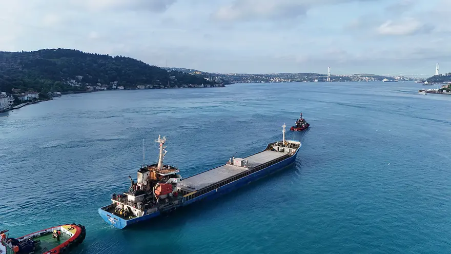 Karadeniz'de saldırıya uğrayan gemi İstanbul'da: Gemideki hasarın boyutu ilk kez görüntülendi gorsel
