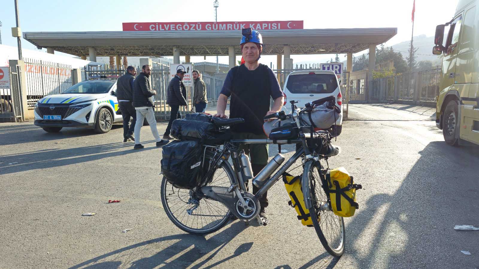 Balıkesir'den bisikletiyle yola çıktı. Umre için 3 bin 450 kilometre pedal çevirdi