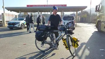 Balıkesir'den bisikletiyle yola çıktı. Umre için 3 bin 450 kilometre pedal çevirdi