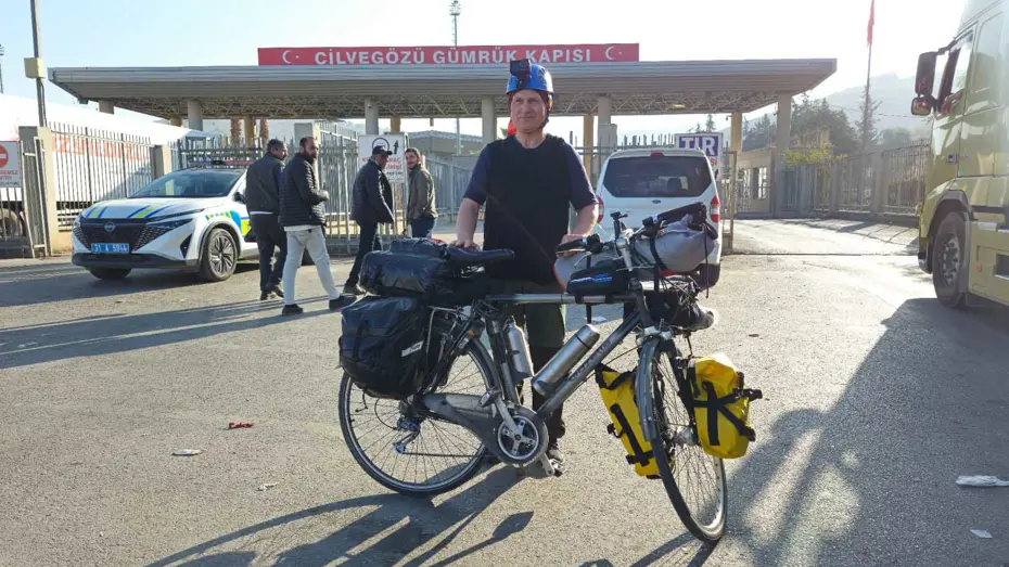 Balıkesir'den bisikletiyle yola çıktı. Umre için 3 bin 450 kilometre pedal çevirdi