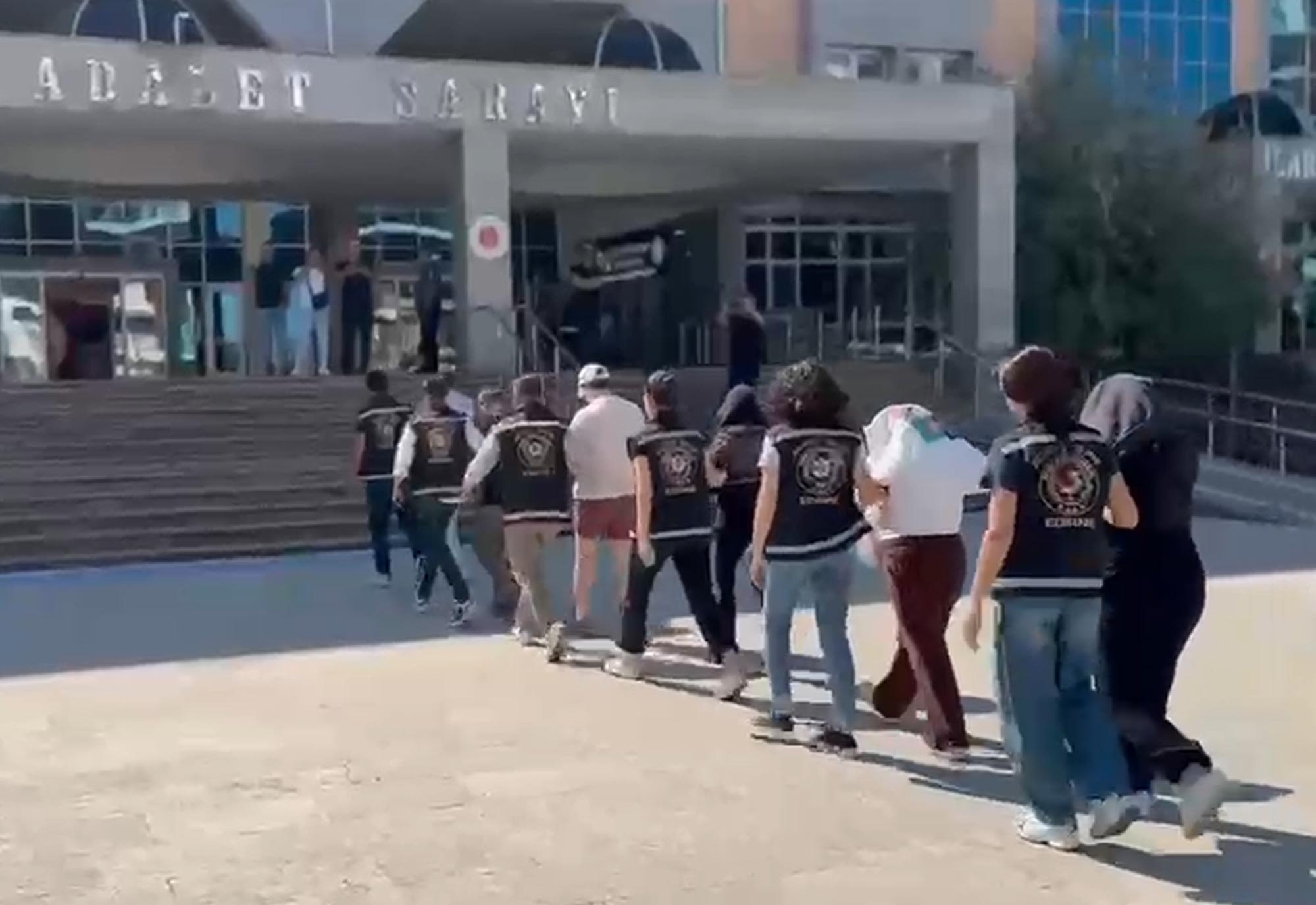 Üniversite öğrencilerini fuhşa teşvik etmişler. Şüphelilere 3 ilde operasyon