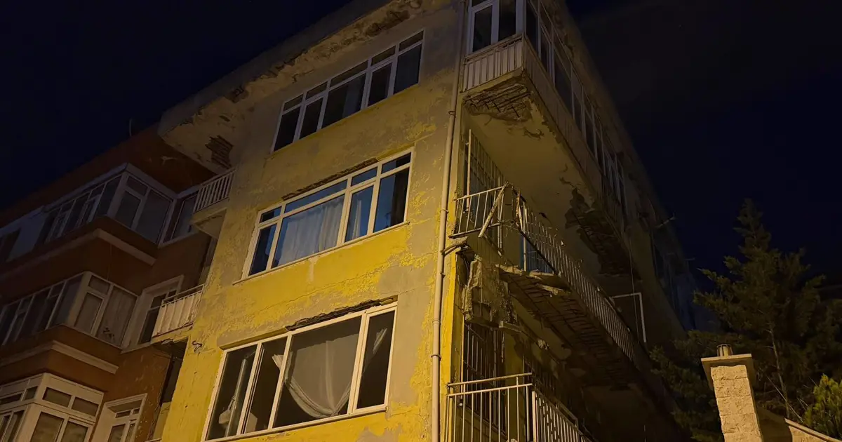 Üsküdar'da balkon çöktü. 4 katlı bina mühürlendi