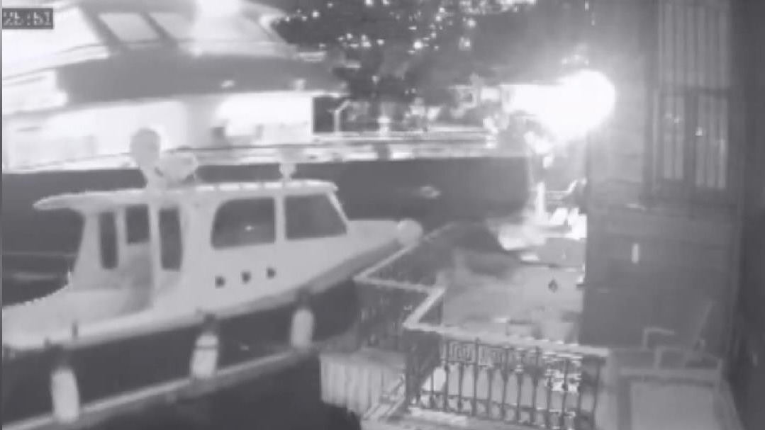 Yolcu vapuru tarihi yalıya çarptı. Görüntüleri Derin Mermerci paylaştı