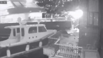 Yolcu vapuru tarihi yalıya çarptı. Görüntüleri Derin Mermerci paylaştı