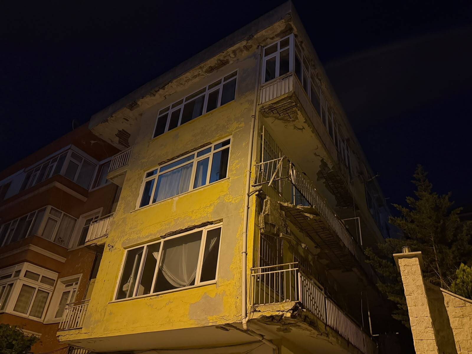 Üsküdar'da balkon çöktü. 4 katlı bina mühürlendi