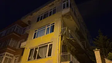 Üsküdar'da balkon çöktü. 4 katlı bina mühürlendi