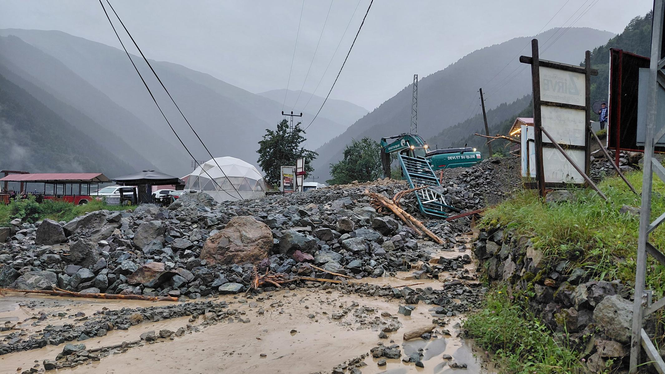 Uzungöl’de sağanak dereyi taşırdı, yol kapandı