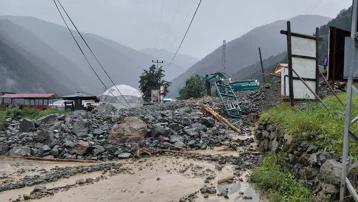 Uzungöl’de sağanak dereyi taşırdı, yol kapandı