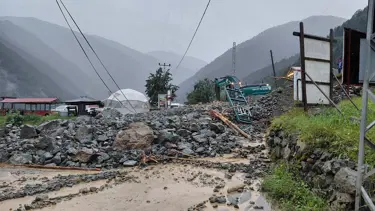 Uzungöl’de sağanak dereyi taşırdı, yol kapandı
