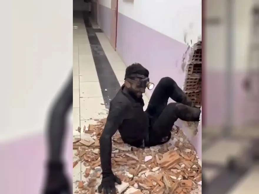 Matkapla çalışırken baca boşluğuna düştü. Birinci katta durdu, kurtarmak için duvar kırdılar Matkapla çalışırken baca boşluğuna düştü. Birinci katta durdu, kurtarmak için duvar kırdılar