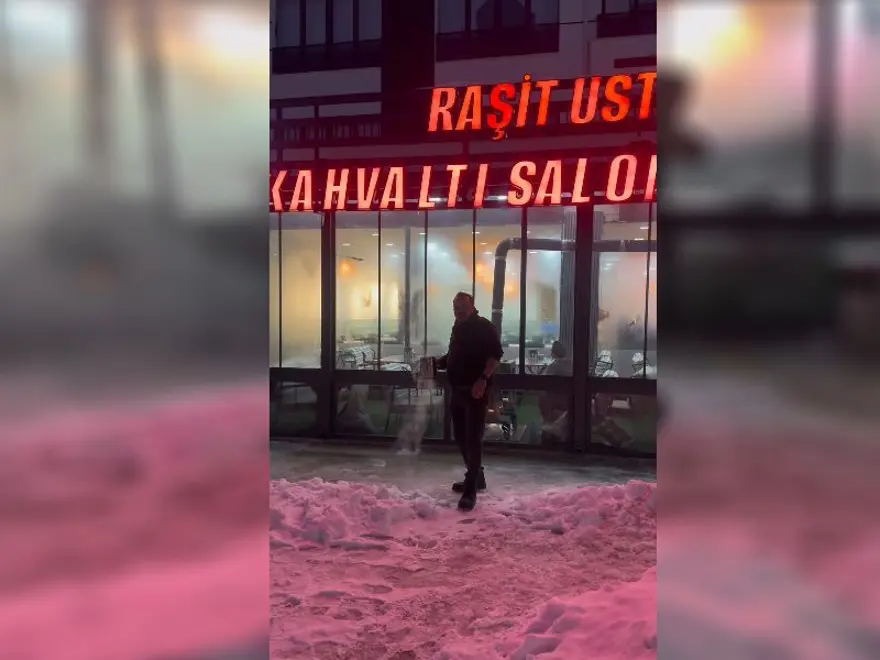 Fenomen tostçu şov yapmak isterken kendini yaktı. Bir demlik sıcak su başından aşağı döküldü 