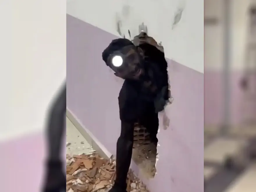 Matkapla çalışırken baca boşluğuna düştü. Birinci katta durdu, kurtarmak için duvar kırdılar 1 Matkapla çalışırken baca boşluğuna düştü. Birinci katta durdu, kurtarmak için duvar kırdılar 1