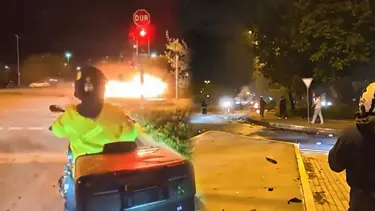 Korkunç kaza kask kamerasında. Çarpıştığı anda havaya uçtu, otomobil alev topuna döndü