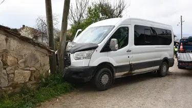 Öğrenci servisi direğe çarptı. 9'u öğrenci 10 kişi yaralı