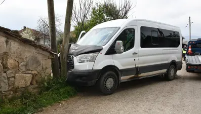 Öğrenci servisi direğe çarptı. 9'u öğrenci 10 kişi yaralı