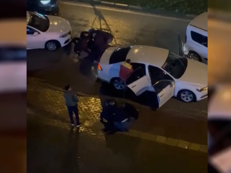 OTOMOBİLDEN BOMBA ÇIKTI
2 OTOMOBİLDEN BOMBA ÇIKTI
2