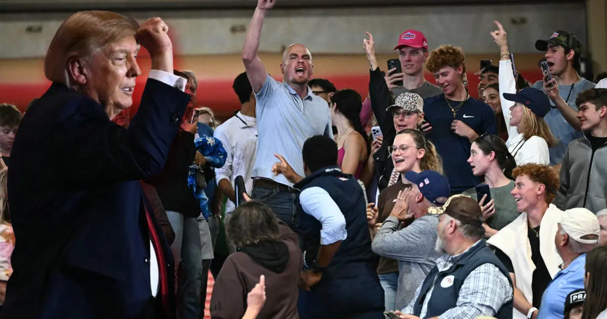 Mitingde Trump'ı protesto edenler yaka paça salondan atıldı