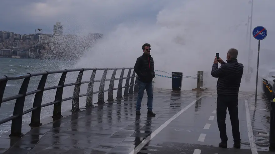 İstanbul'da lodos kabusu. Ağaçlar ve tekneler devrildi, dev dalgalar sahilleri dövdü 9
