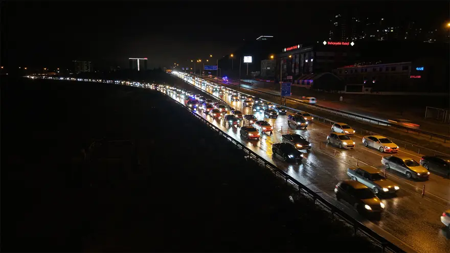 Dönüş çilesi. Trafik yoğunluğu 40 kilometreyi aştı 6