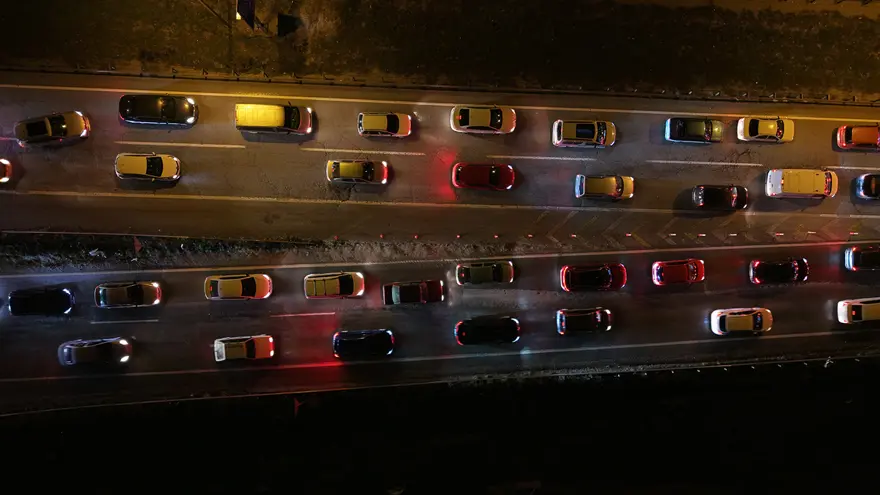 Dönüş çilesi. Trafik yoğunluğu 40 kilometreyi aştı 3