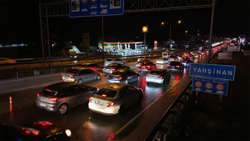 Dönüş çilesi. Trafik yoğunluğu 40 kilometreyi aştı 2