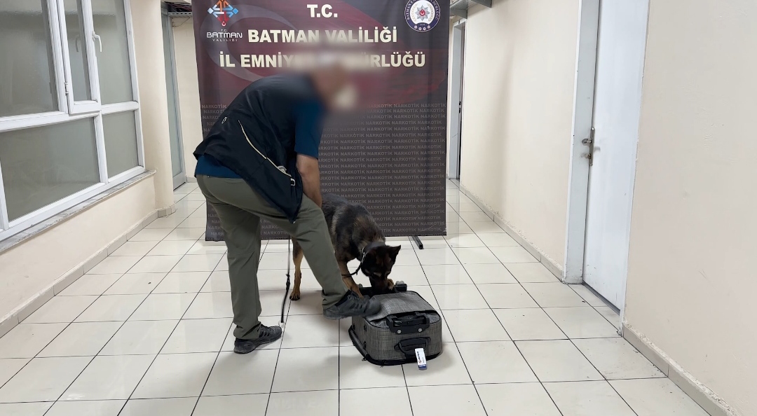 Narkotik köpeği "Mailo", valize emdirilmiş uyuşturucuyu kolaylıkla buldu
