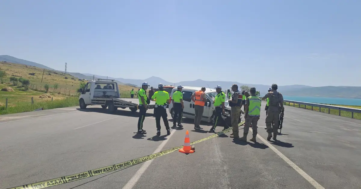 Van'da ticari araç askeri araca çarptı: 1 asker şehit, 4 asker yaralı