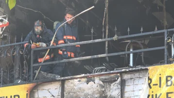Van'da bar yangını. Çatıda mahsur kalan 2 kişi kurtarıldı