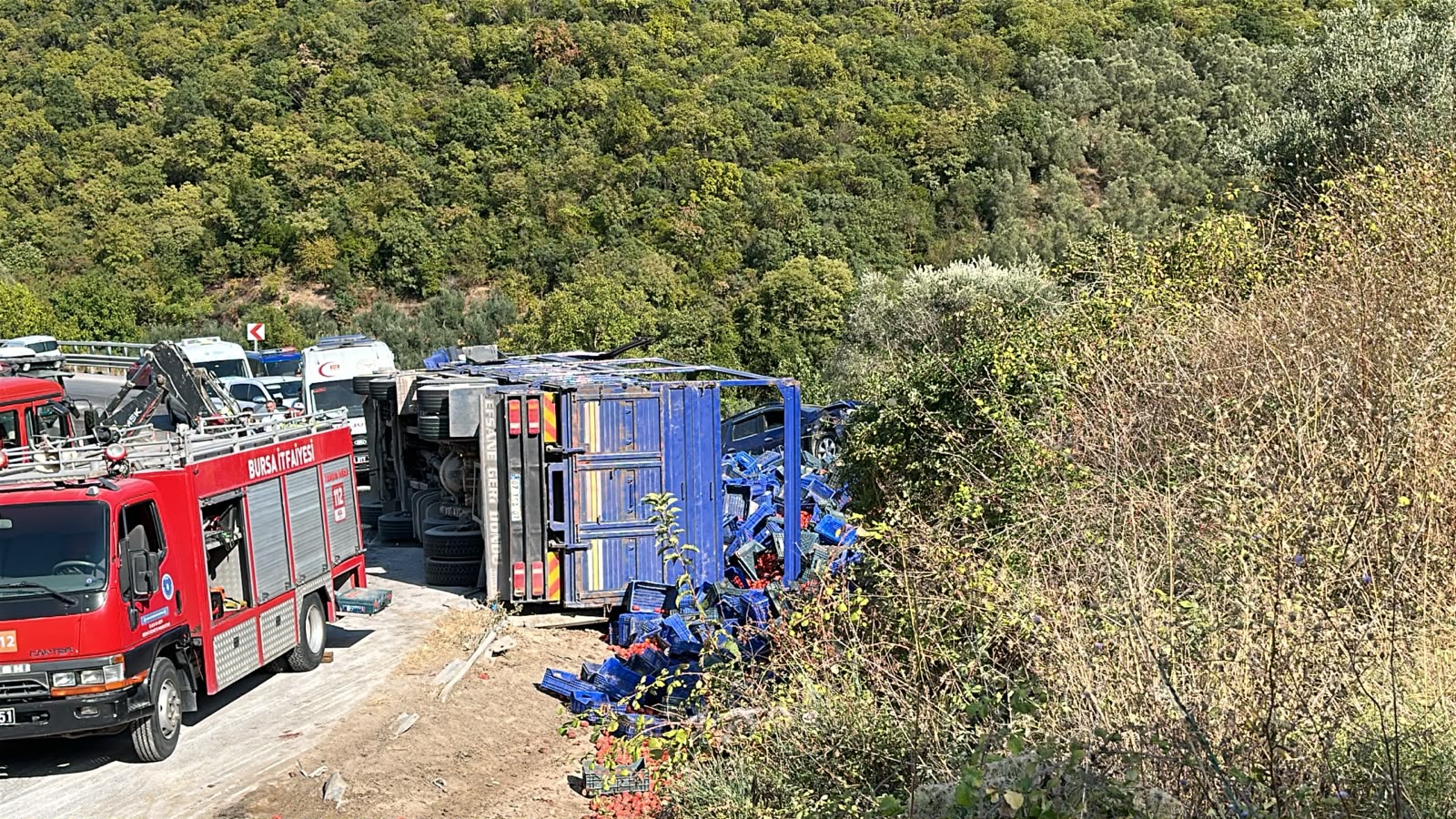 Virajı alamayan kamyon yol kenarındaki otomobile çarptı. 1 ölü, 1 yaralı