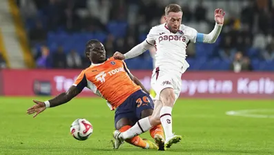 Başakşehir-Trabzonspor maçında korkutan sakatlık: Hastaneye götürüldü