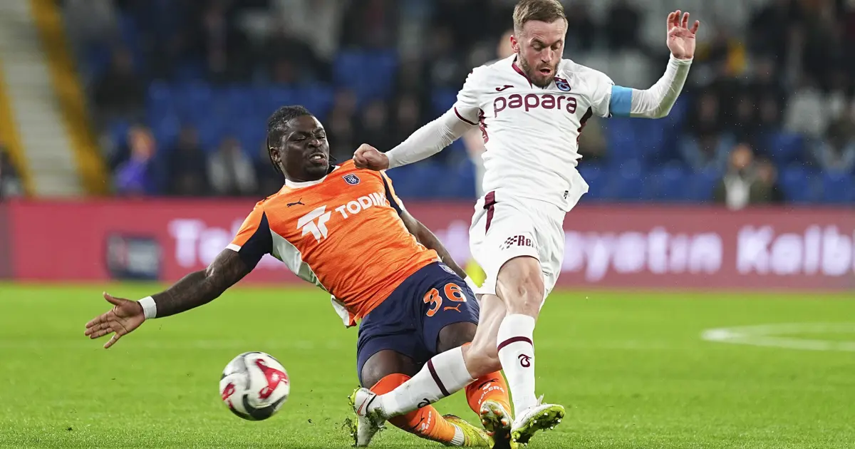 Başakşehir-Trabzonspor maçında korkutan sakatlık: Hastaneye götürüldü