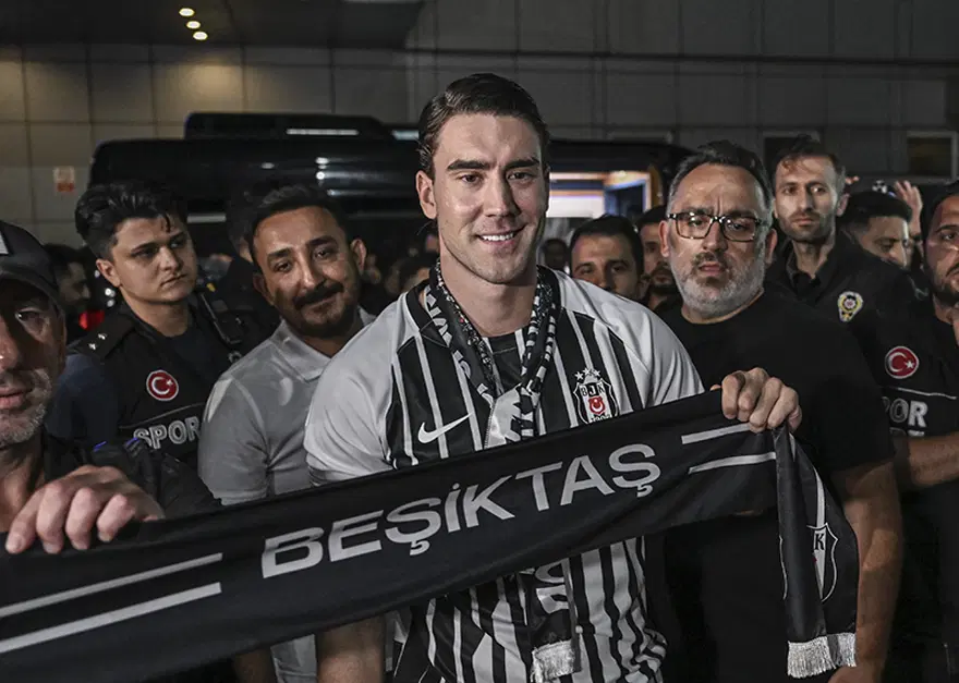 Beşiktaş'ın yeni yıldızı Vlahovic, İstanbul'a geldi ve taraftara Türkçe mesaj verdi 4 Beşiktaş'ın yeni yıldızı Vlahovic, İstanbul'a geldi ve taraftara Türkçe mesaj verdi 4