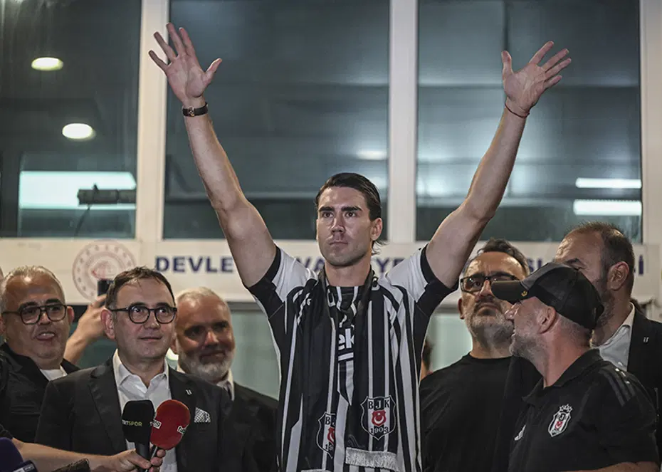 Dusan Vlahovic, imza töreninde Beşiktaş tribünlerini coşturdu. 