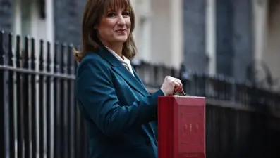 İngiltere Maliye Bakanı istifa baskısıyla karşı karşıya