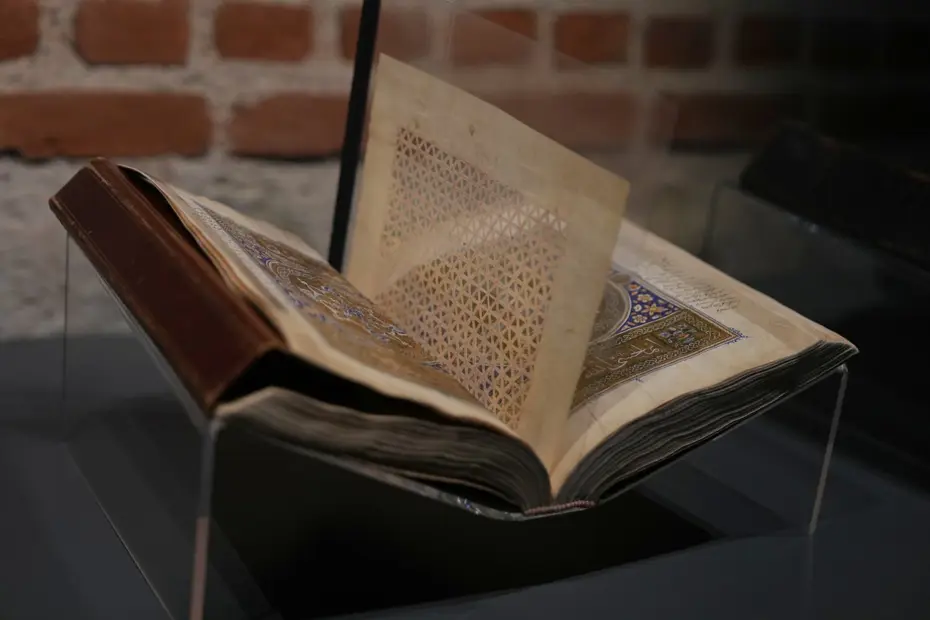 700 yıllık yazma eserler İstanbul'da sergileniyor, onarımları bir yıldan daha uzun sürebiliyor