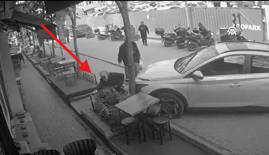 Otomobil kontrolden çıkarak yayaya çarptı