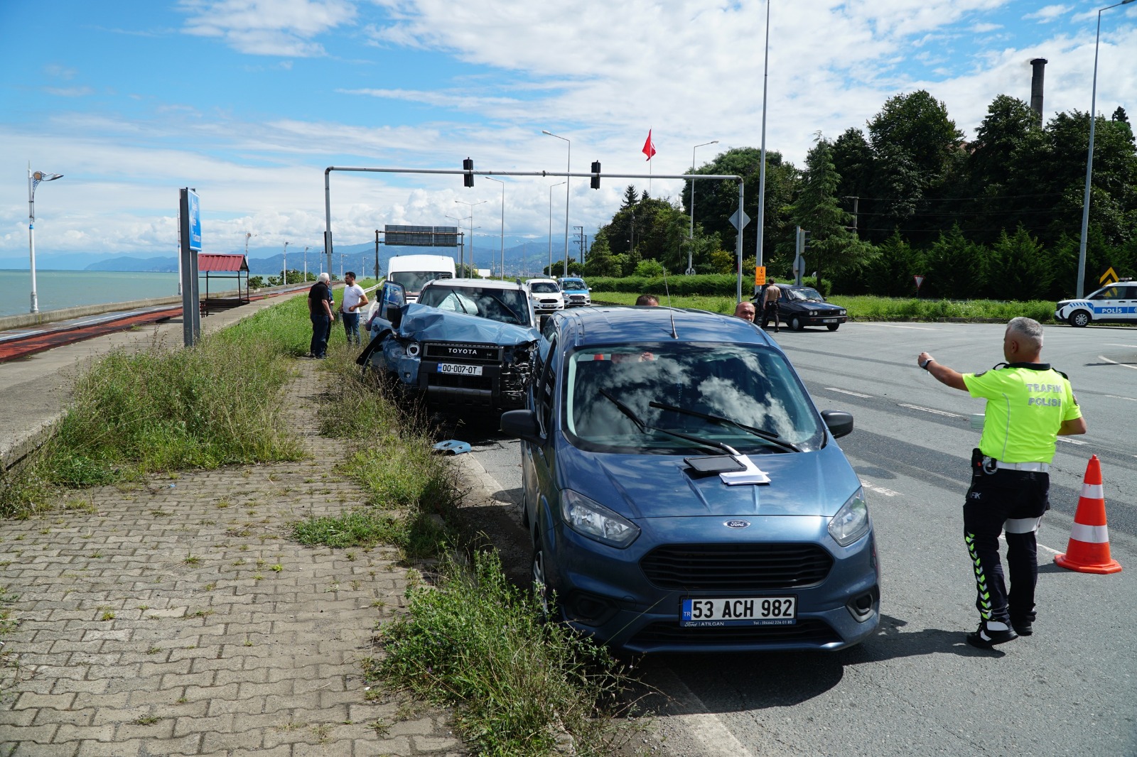 Yabancı plakalı cip, kırmızı ışıkta bekleyen 3 araca çarptı. 1 yaralı