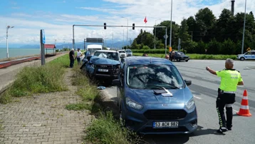 Yabancı plakalı cip, kırmızı ışıkta bekleyen 3 araca çarptı. 1 yaralı