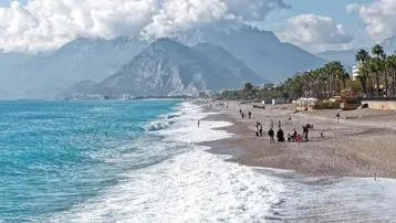 Antalya&#x27;da yağmur bitti, balıkçılar sahile koştu