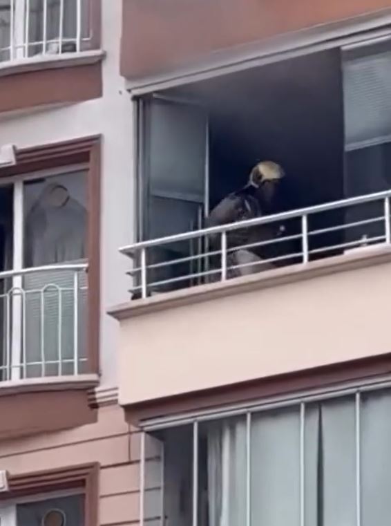 Evde çıkan yangında mahsur kalan anne ve oğlu kurtarıldı