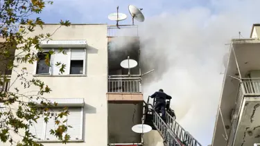 Antalya'da yangın: Daire kullanılamaz hale geldi