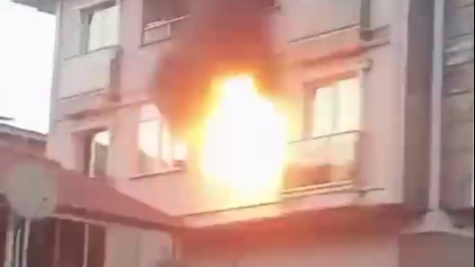 Kocaeli'de korku dolu anlar. Dört katlı binada önce yangın çıktı, sonra patlama oldu