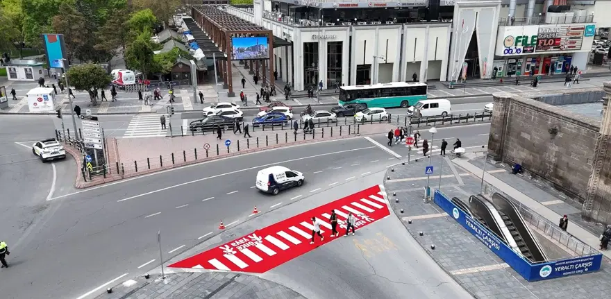 Kayseri'de yayalar için farkındalık çalışması. Uzunluğu 18 metre, görenler bir daha bakıyor 
