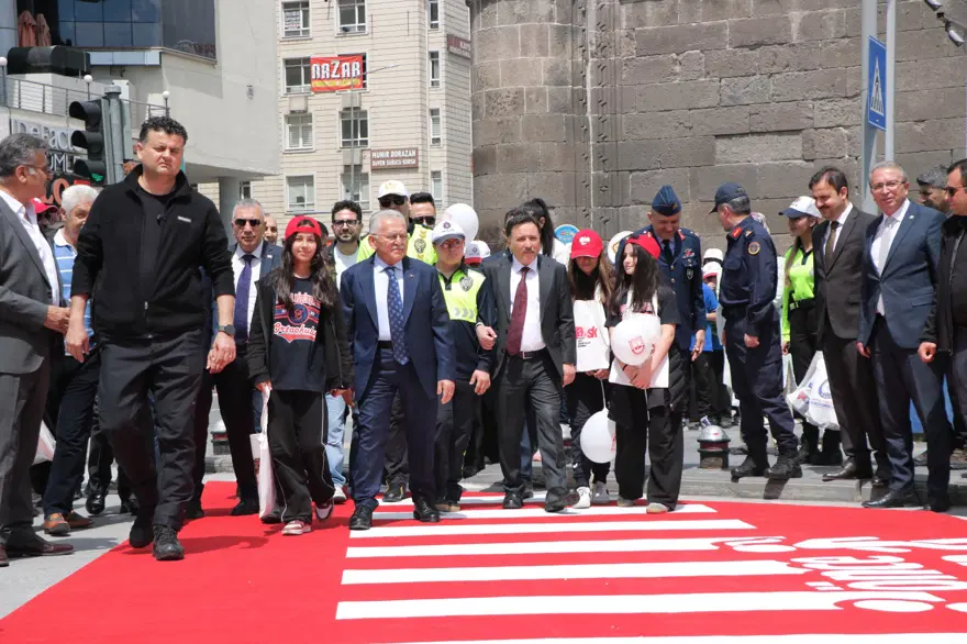 Kayseri'de yayalar için farkındalık çalışması. Uzunluğu 18 metre, görenler bir daha bakıyor 1