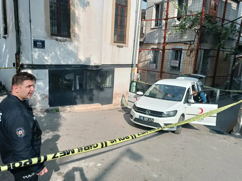 İzmir'de yemek dağıtan Kızılay çalışanı vuruldu