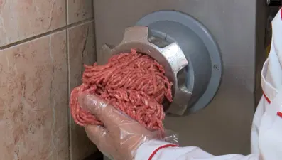 Sokakta, berberde yetkisiz kıyma çeken yandı. Ağır cezası var